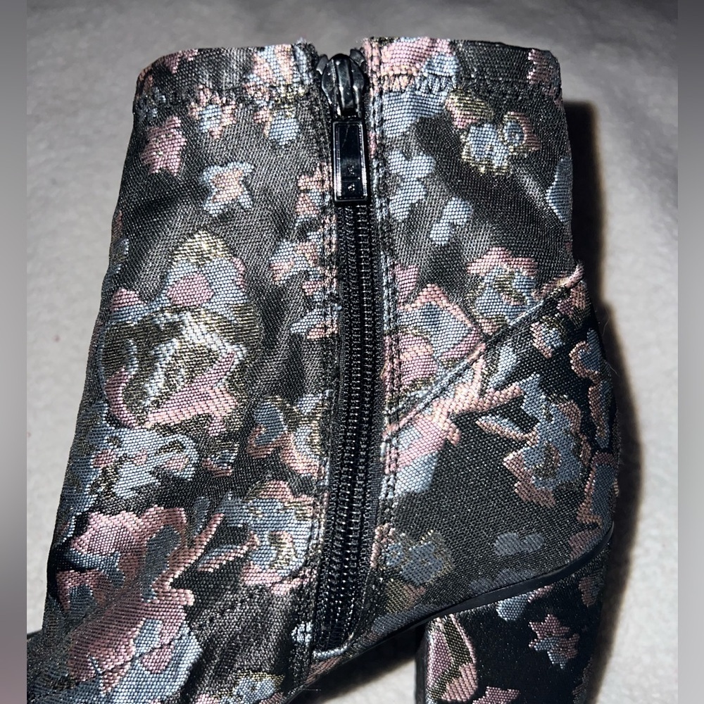 Kenneth Cole Reaction Women’s Floral Print Heeled Booties | Black | - Picture 4 of 10